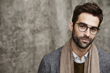 Gözlüklü yakışıklı adam.