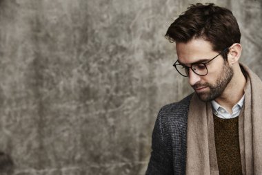 Çalışkan adam gözlük