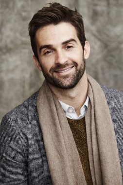 Yakışıklı adam giyen eşarp