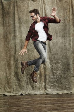 adam stüdyoda atlama