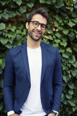 Mavi ceketli adamı gülümseyen