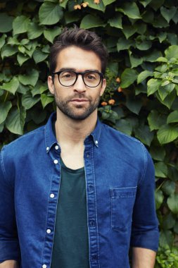 Sakallı adam gözlük