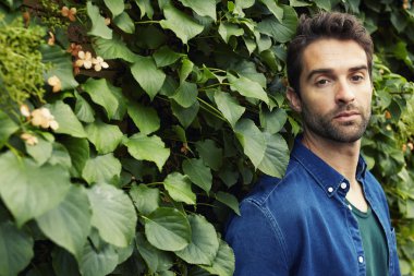 dalgın yakışıklı adam