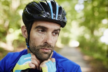 Bisikletçi kirli yüzü ile 