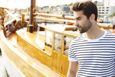 Teknede sakallı yakışıklı