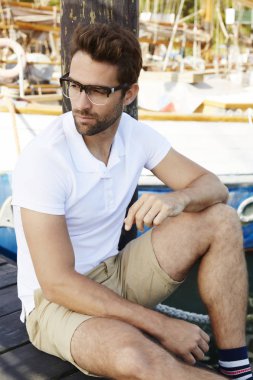 Yakışıklı adam oturuyor yerleştirme