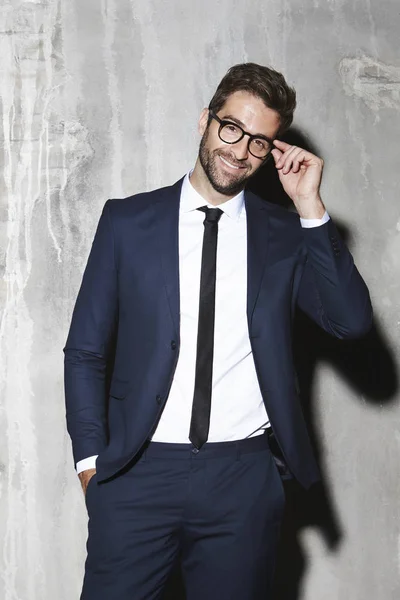 Elegante hombre de negocios en gafas graduadas —  Fotos de Stock
