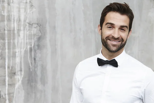 Glimlachende man in wit overhemd — Stockfoto