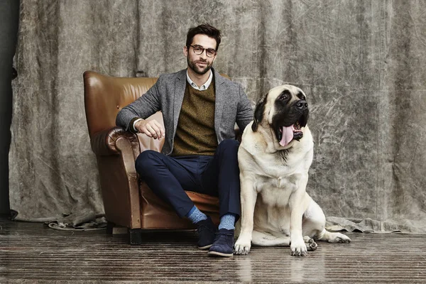 Szép ember és a kutya — Stock Fotó
