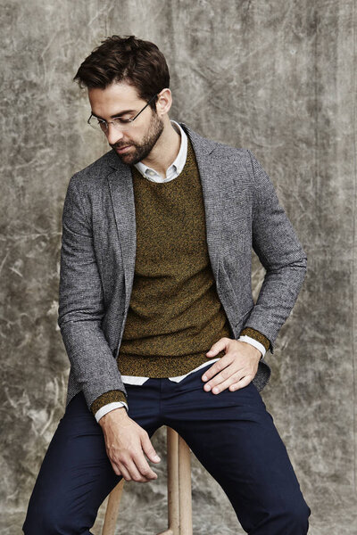 Серьезный человек сидит на стуле
