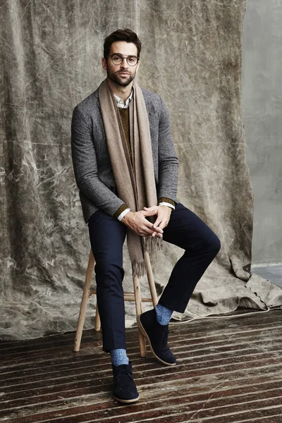 Uomo elegante che indossa sciarpa — Foto Stock