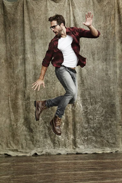 adam stüdyoda atlama