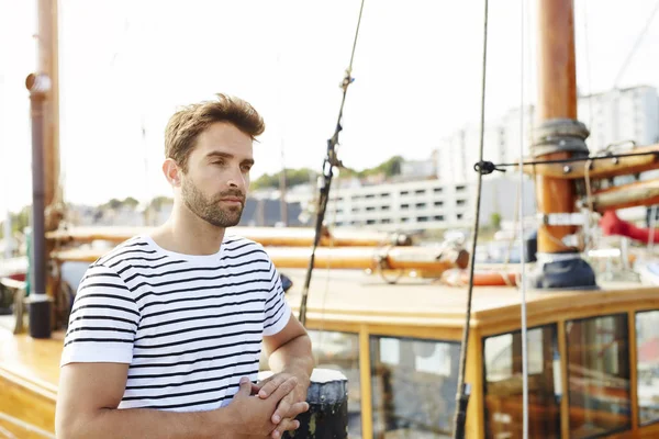 Hombre guapo de pie en el barco — Foto de Stock