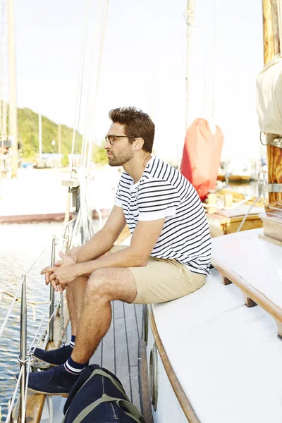 Hombre sentado en la cubierta del barco — Foto de Stock