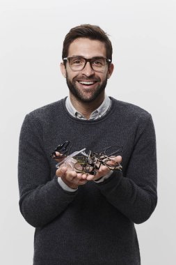 Gülümseyen adam gözlük tutan