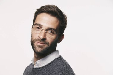 yakışıklı adam gözlük