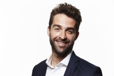 Takım elbiseli adam gülümsüyor