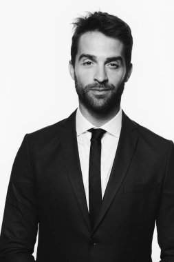 Takım elbise ceketi giyen yakışıklı adam