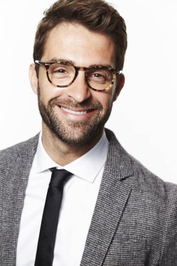 Takım elbise ceketi giyen gülümseyen adam