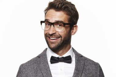 Gülümseyen geek adam