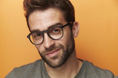 gözlük gülümseyen adam