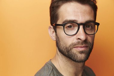 Ciddi adam üzerine gözlük