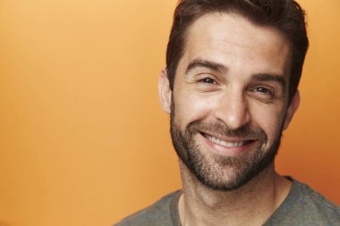 gülümseyen sakallı adam