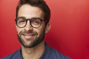 Kendine güvenen erkek gülümseyen