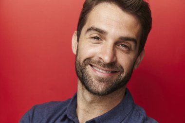 gülümseyen yakışıklı adam