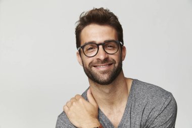 Gülümseyen adam gri t-shirt   