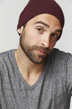 şapkalı yakışıklı adam