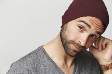 şapkalı sakallı adam