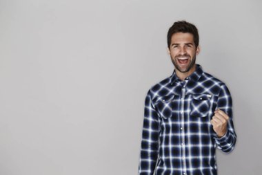 Kareli gömlekli adam 