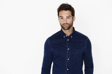 Yakışıklı sakallı adam.