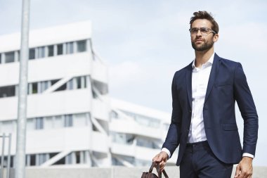 Şehirde Yürüyen İş Adamı