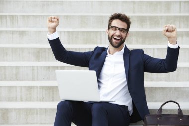 dizüstü tezahürat ile iş adamı 