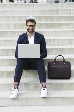 dizüstü bilgisayar kullanılarak hipster işadamı 