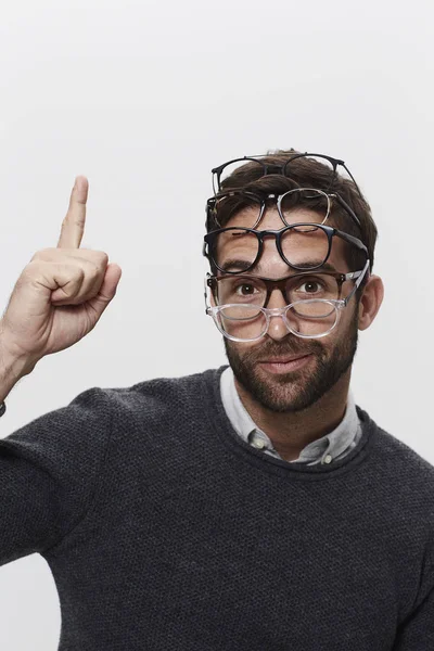 Άνδρα που φοράει πολλά ζευγάρια γυαλιά — Φωτογραφία Αρχείου