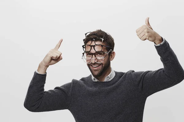 Uomo felice con gli occhiali — Foto Stock