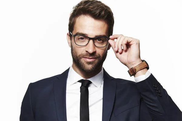 Yakışıklı adam gözlük ayarlama — Stok fotoğraf