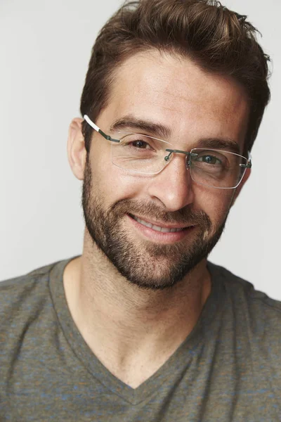 Lächelnder Mann mit Brille — Stockfoto
