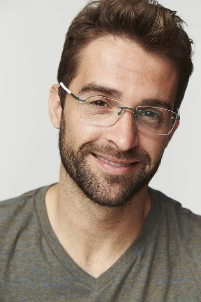 Sorrindo homem vestindo óculos — Fotografia de Stock