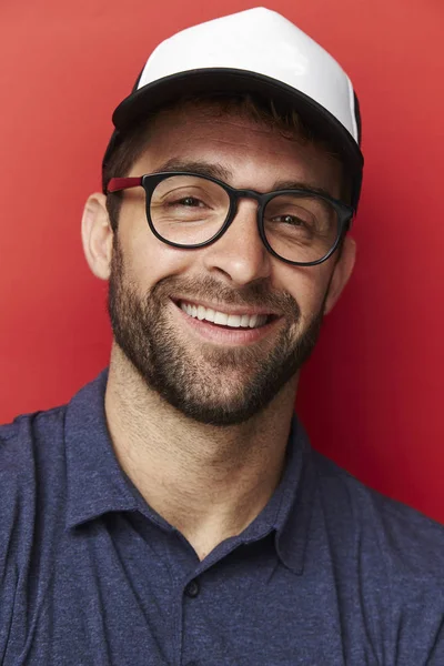 Lächelnder Mann mit Mütze — Stockfoto