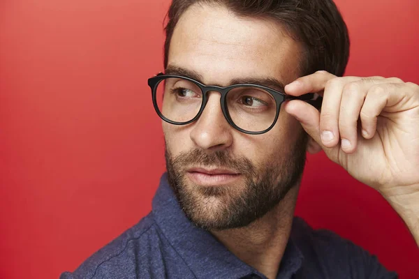 Mann justiert Brille — Stockfoto