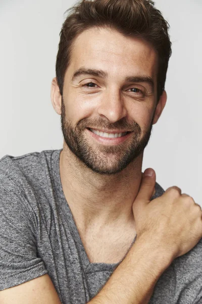 Homem sorridente em camiseta cinza — Fotografia de Stock