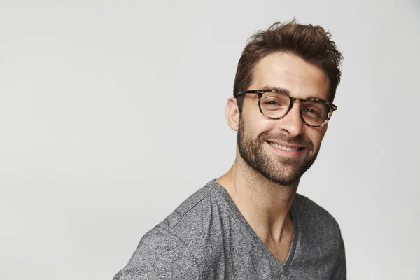 Glücklicher Mann mit Brille — Stockfoto