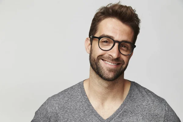 Glimlachende man in grijs t-shirt — Stockfoto