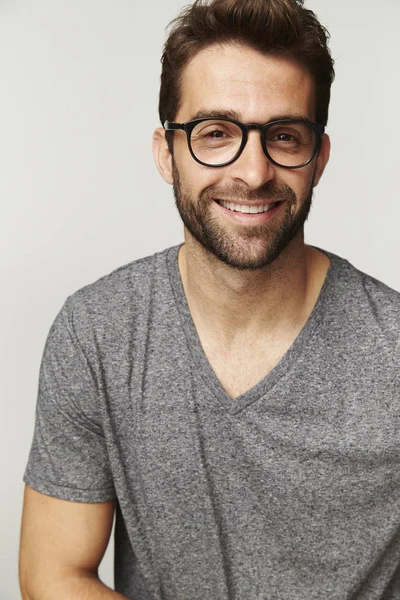 Glimlachende man in grijs t-shirt — Stockfoto