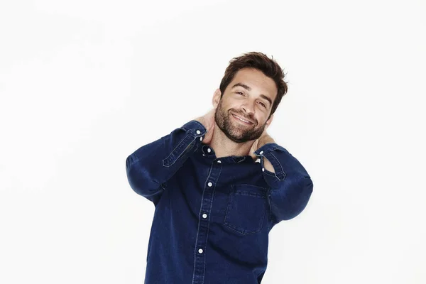 Uśmiechnięty mężczyzna w Dżinsowa koszula — Zdjęcie stockowe