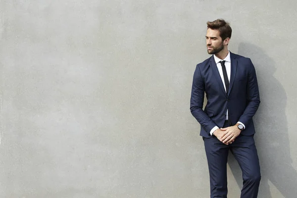 Hombre de negocios guapo en traje — Foto de Stock